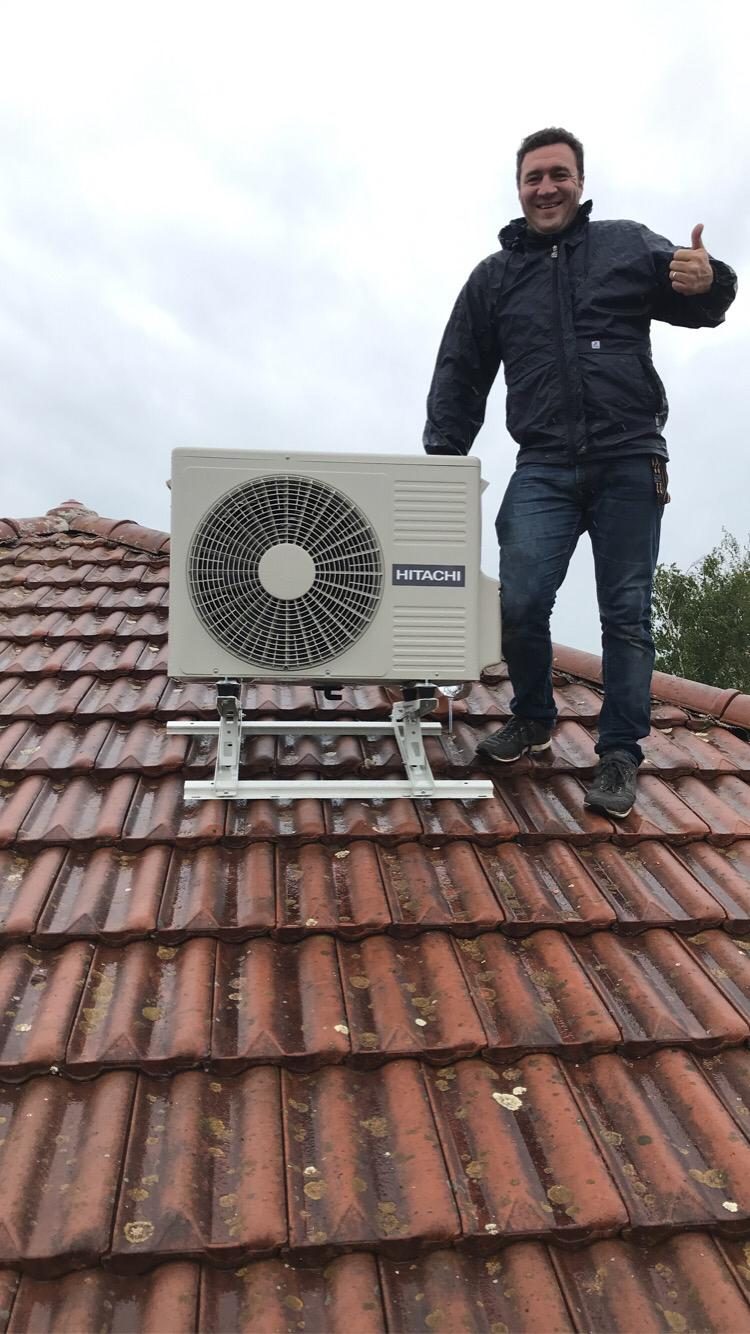 Mathieu Maurin, fondateur Easy Calo, sur un chantier d'installation de pompe à chaleur à Mionnay